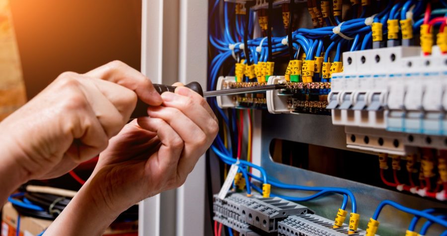 AC-Installation & Netzanschluss